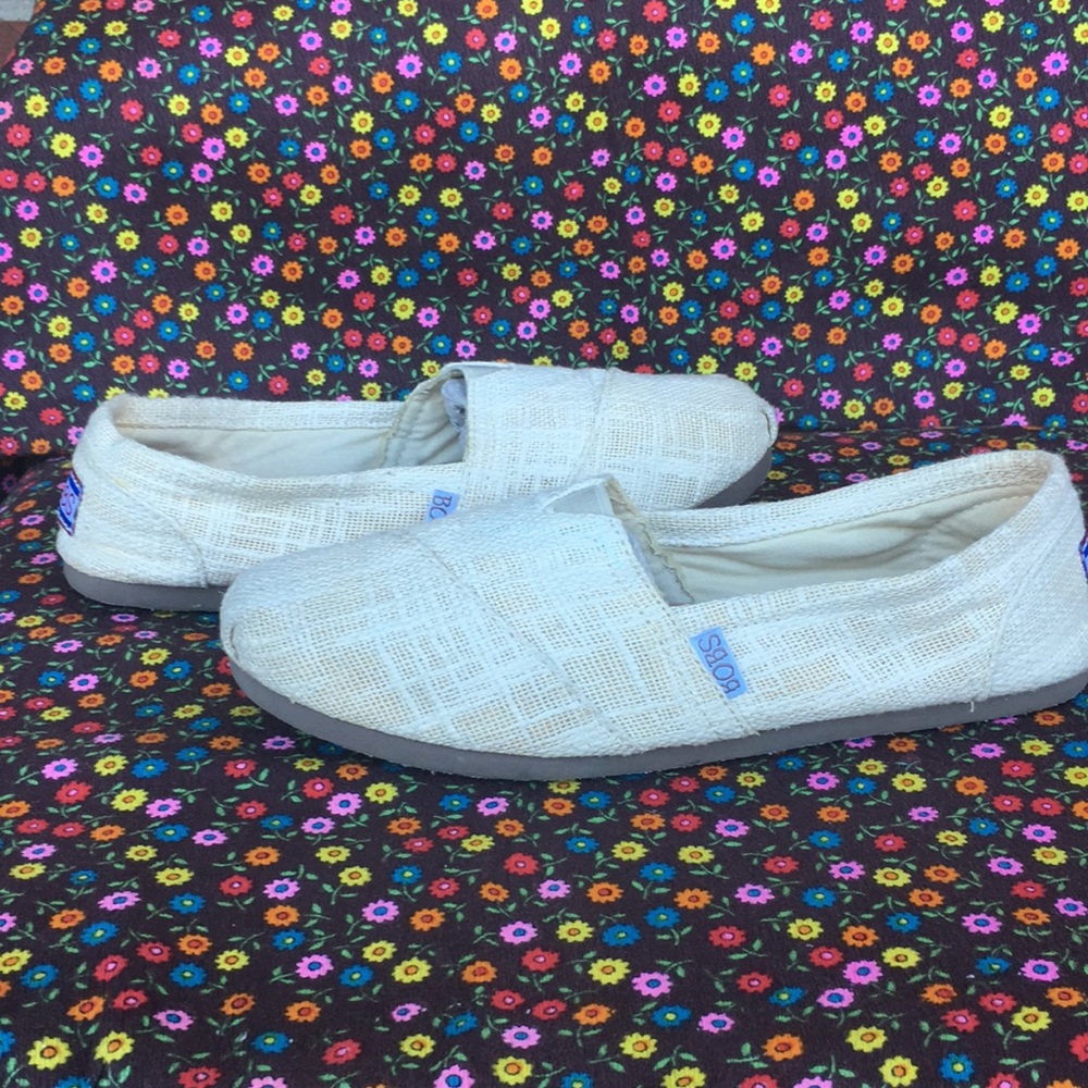 Women’s Cream Colored Bob’s size 8